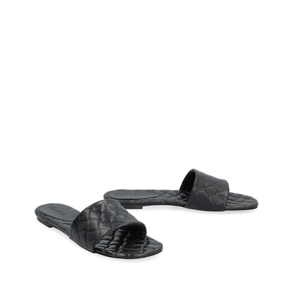 Mules Bottega Veneta de piel de cordero negra