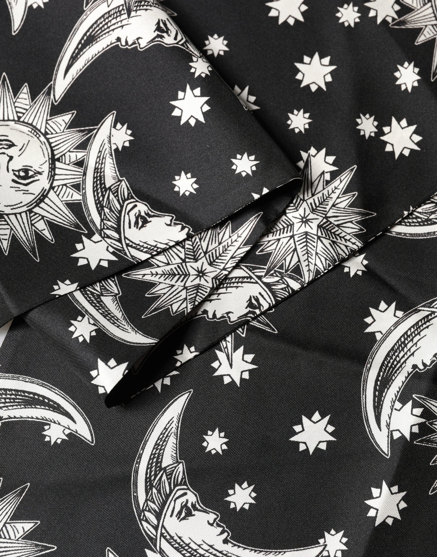 Bufanda Foulard Dolce & Gabbana de Seda Negra con Flecos de Sol, Luna y Estrellas de 178cm X 33cm