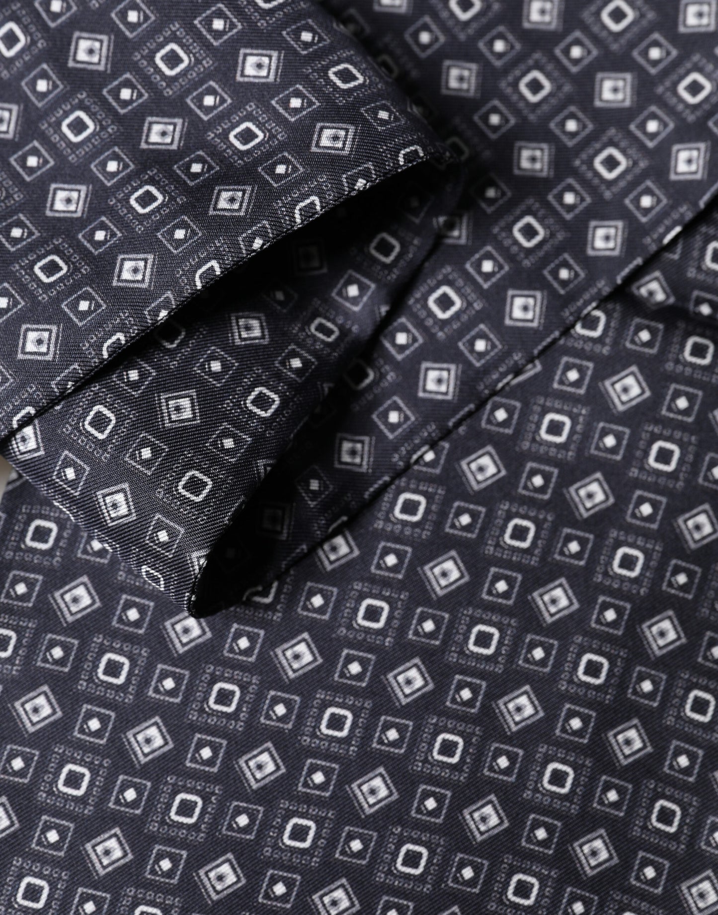 Foulard envolvente geométrico con flecos de seda negra Dolce & Gabbana de 136 cm x 15 cm
