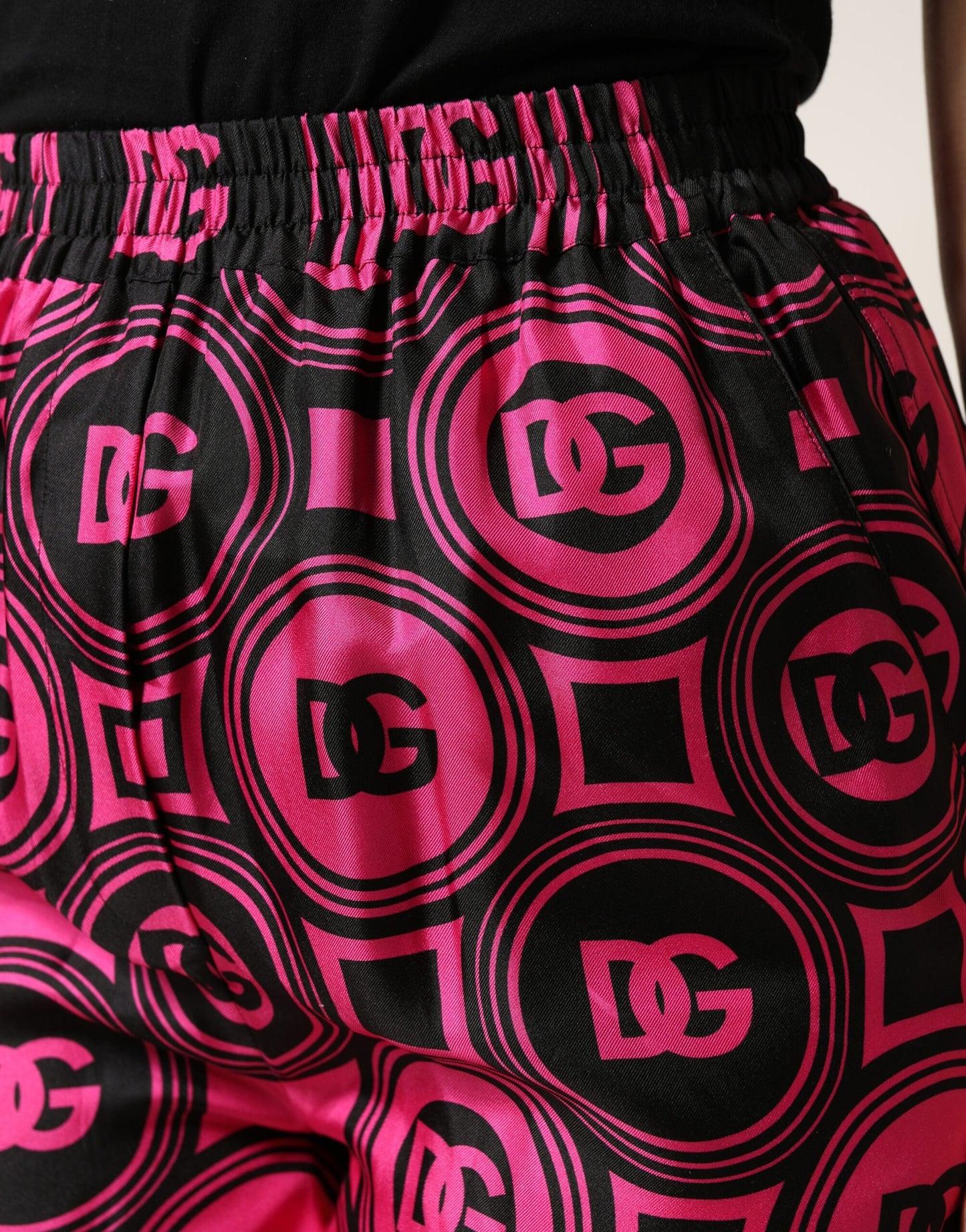 Dolce & Gabbana Pantalones cortos de seda negra y fucsia con logo y cintura elástica