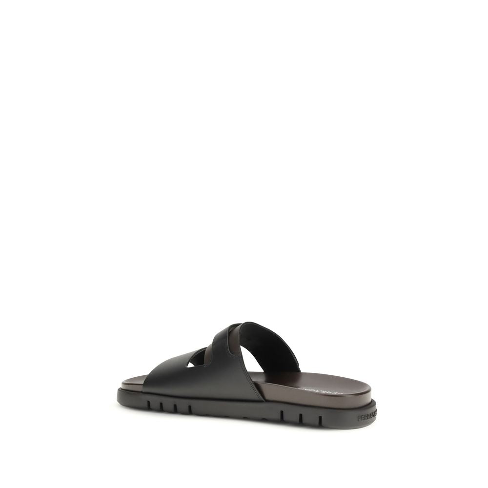Sandalias planas Ferragamo de piel de becerro negra Bos Taurus