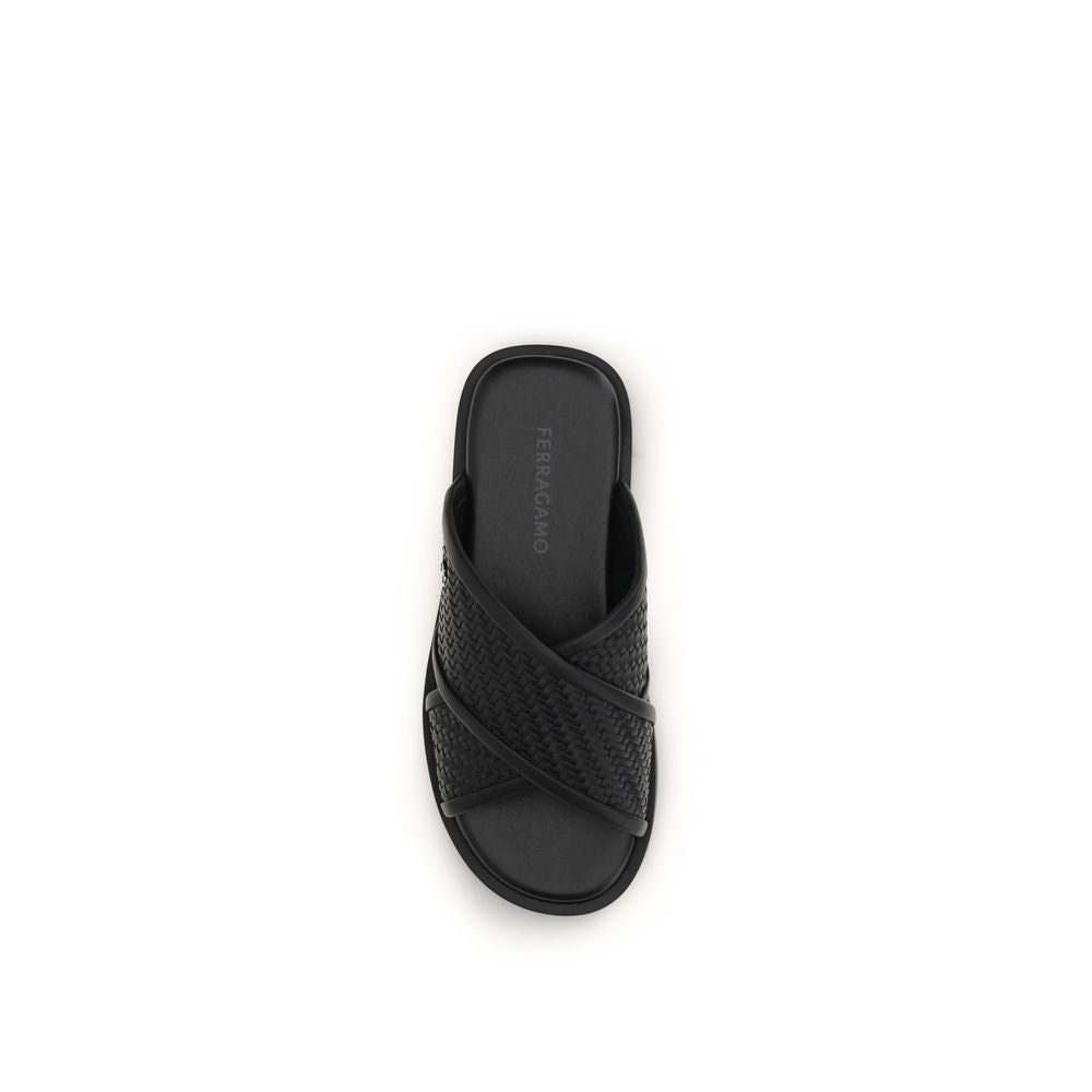 Sandalias planas Ferragamo de piel de becerro negra Bos Taurus