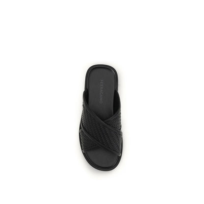 Sandalias planas Ferragamo de piel de becerro negra Bos Taurus