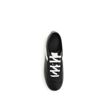 Baskets basses Alexander McQueen en cuir de veau noir Bos Taurus