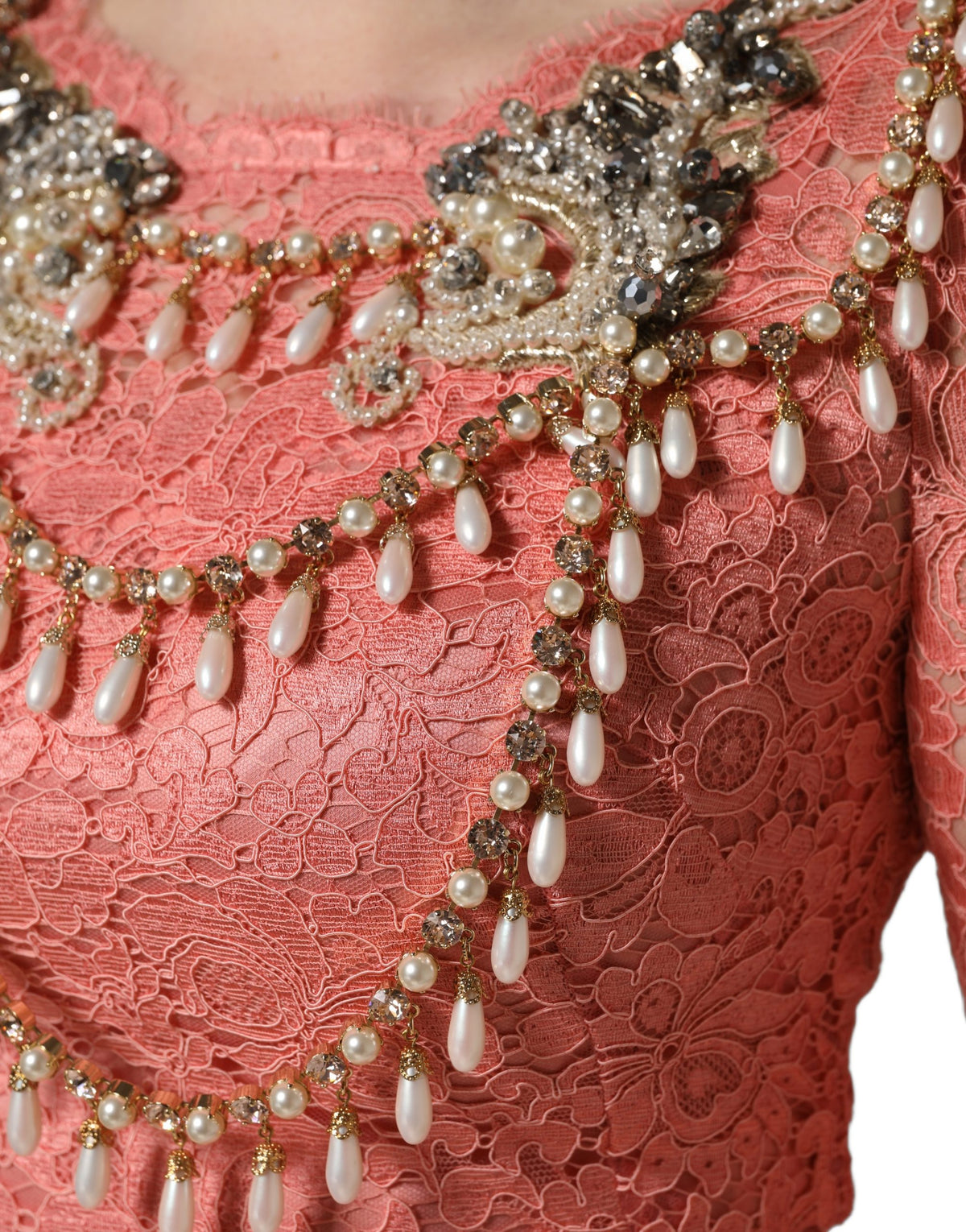 Vestido de gala Dolce & Gabbana de encaje rosa con cola de sirena y adornos