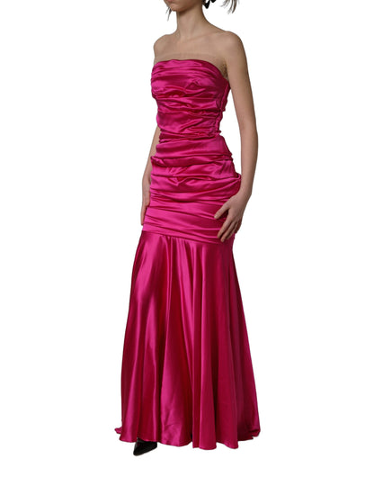 Vestido de noche sin tirantes de satén fruncido rosa intenso de Dolce & Gabbana