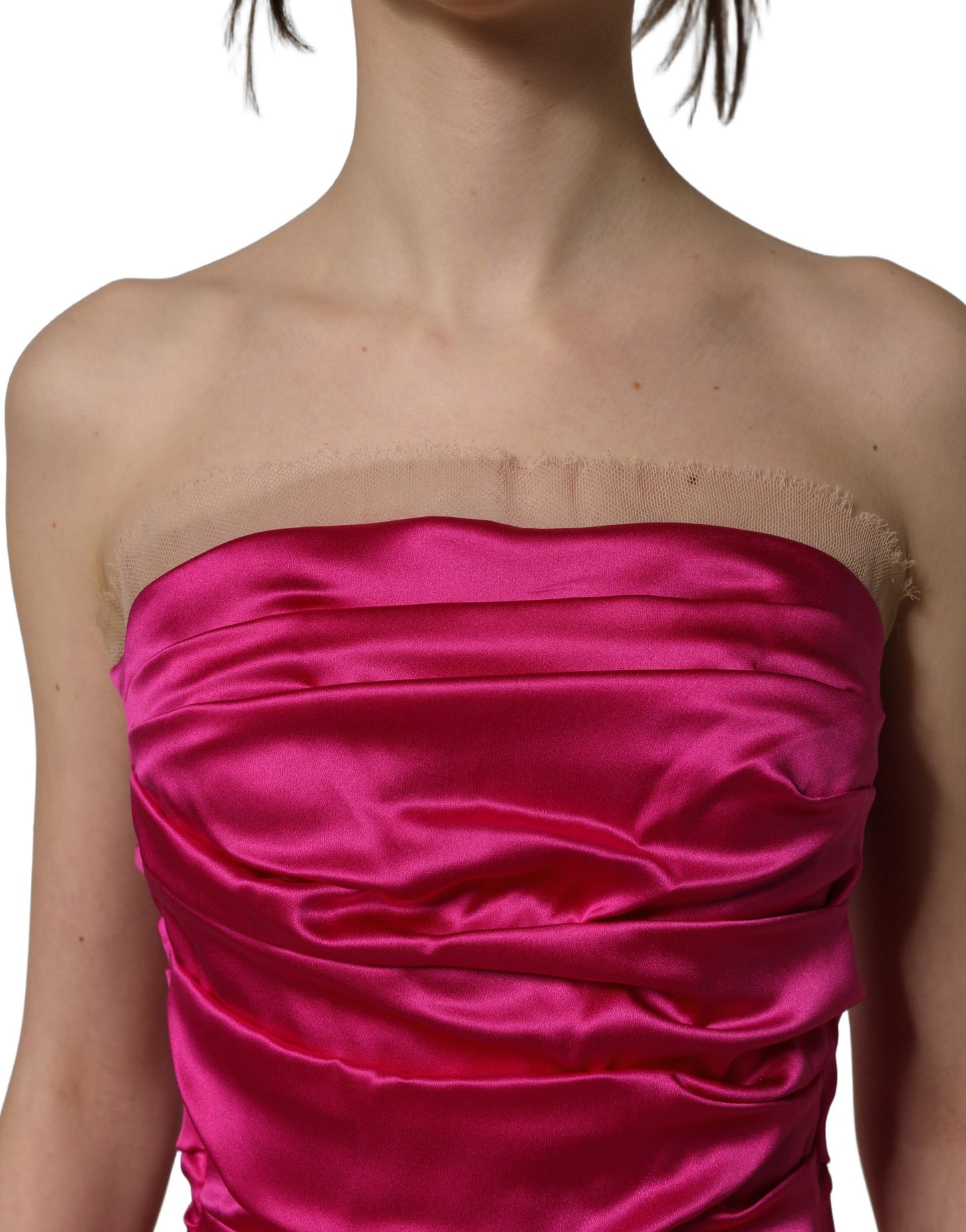 Vestido de noche sin tirantes de satén fruncido rosa intenso de Dolce & Gabbana