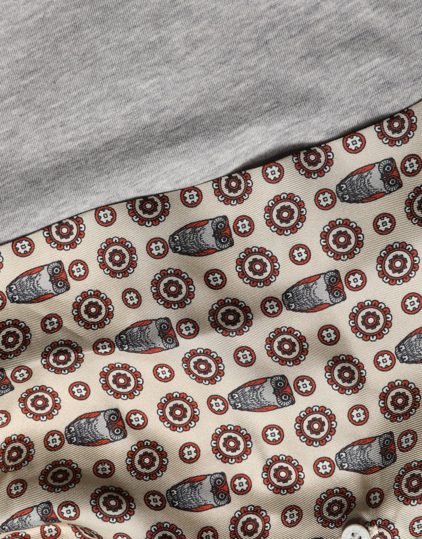 Dolce & Gabbana Camiseta de algodón gris con cuello de pico y pañuelo de seda con estampado de búho