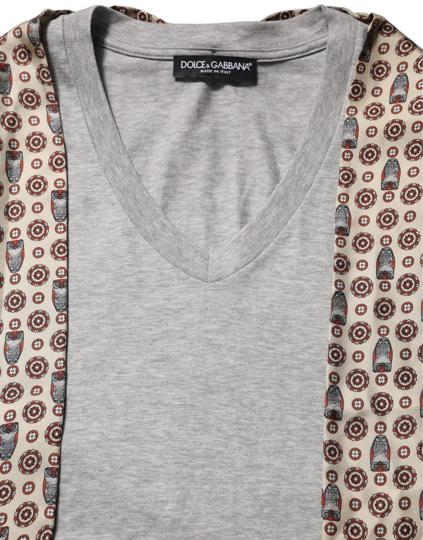 Dolce & Gabbana Camiseta de algodón gris con cuello de pico y pañuelo de seda con estampado de búho