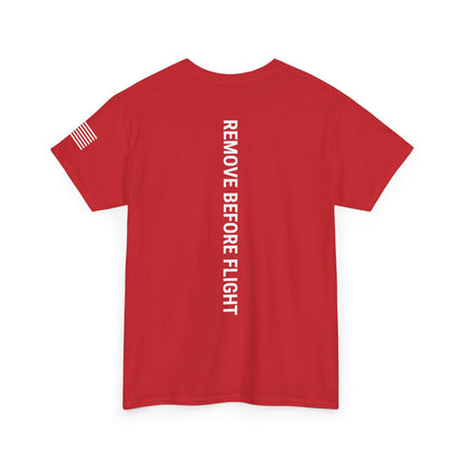 Hecho en Estados Unidos | Camiseta de aviación "Remove Before Flight" | Camiseta con gráfico de etiqueta de piloto