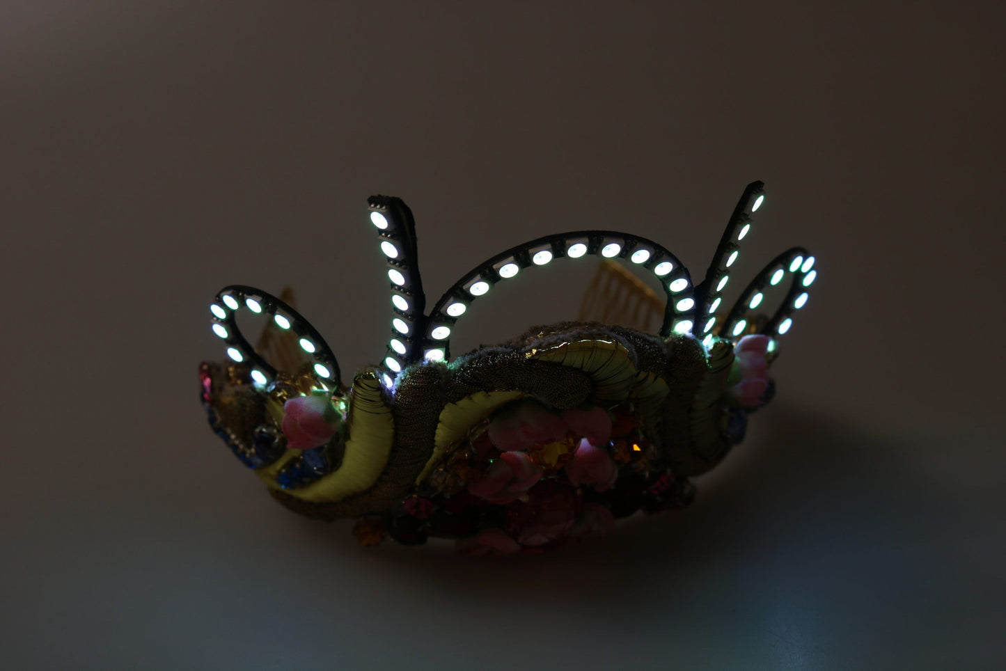 Serre-tête Couronne Diadème Dolce & Gabbana en Laiton Doré avec Cristaux Floraux et Lumières LED