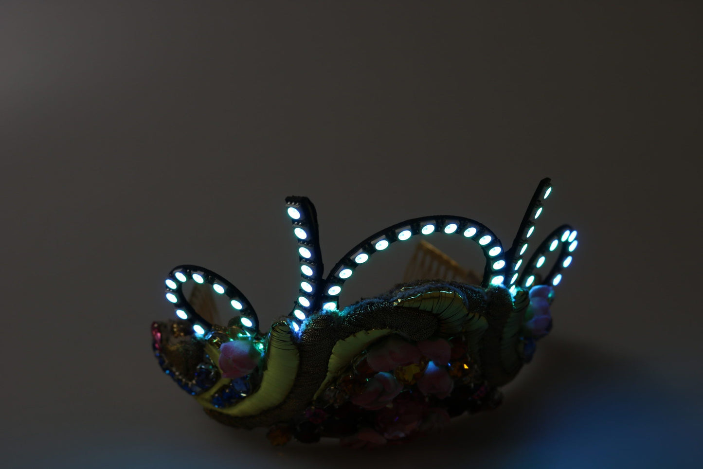 Serre-tête Couronne Diadème Dolce & Gabbana en Laiton Doré avec Cristaux Floraux et Lumières LED