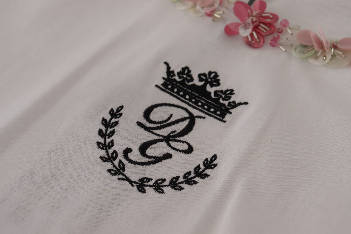 T-shirt Dolce & Gabbana blanc avec logo DG couronne fleuri et sequins