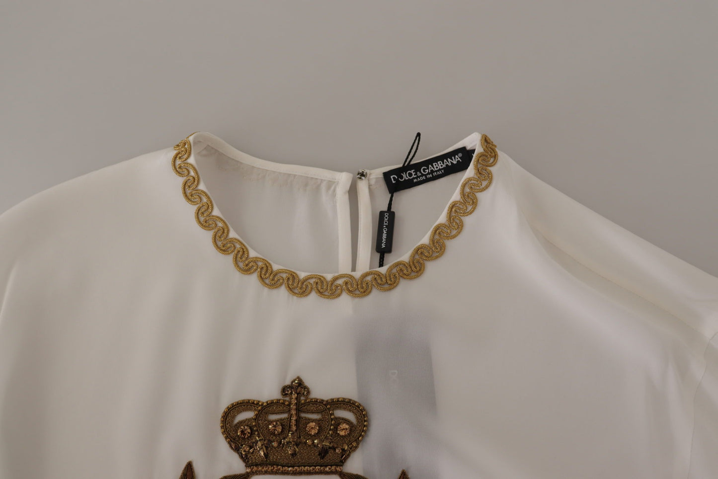 Chemisier Dolce & Gabbana en soie blanche avec cristaux DG dorés