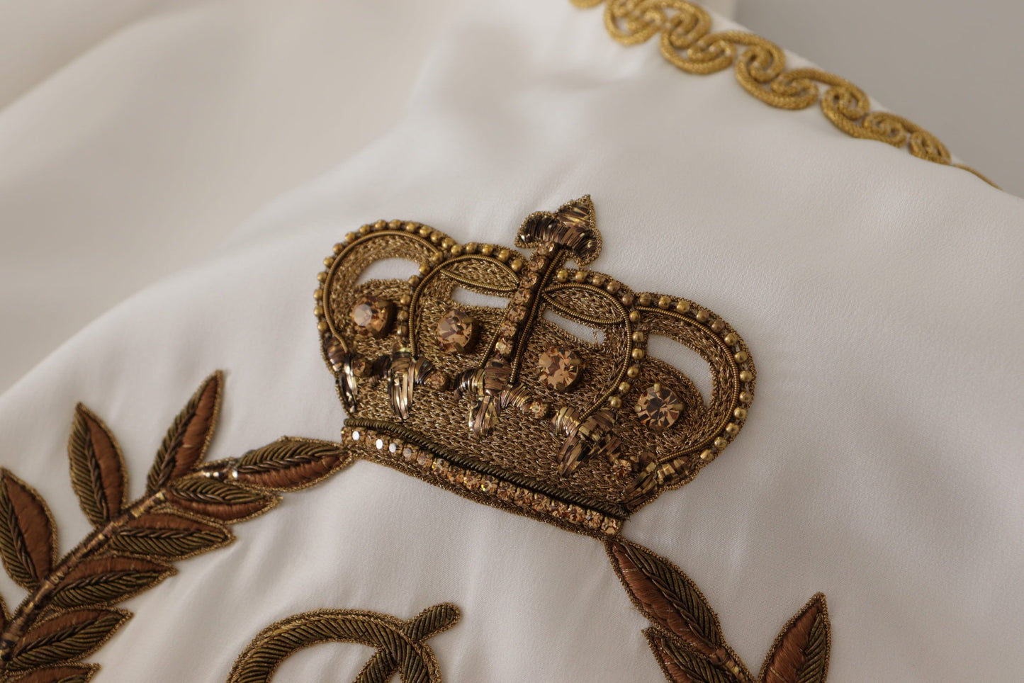 Chemisier Dolce & Gabbana en soie blanche avec cristaux DG dorés