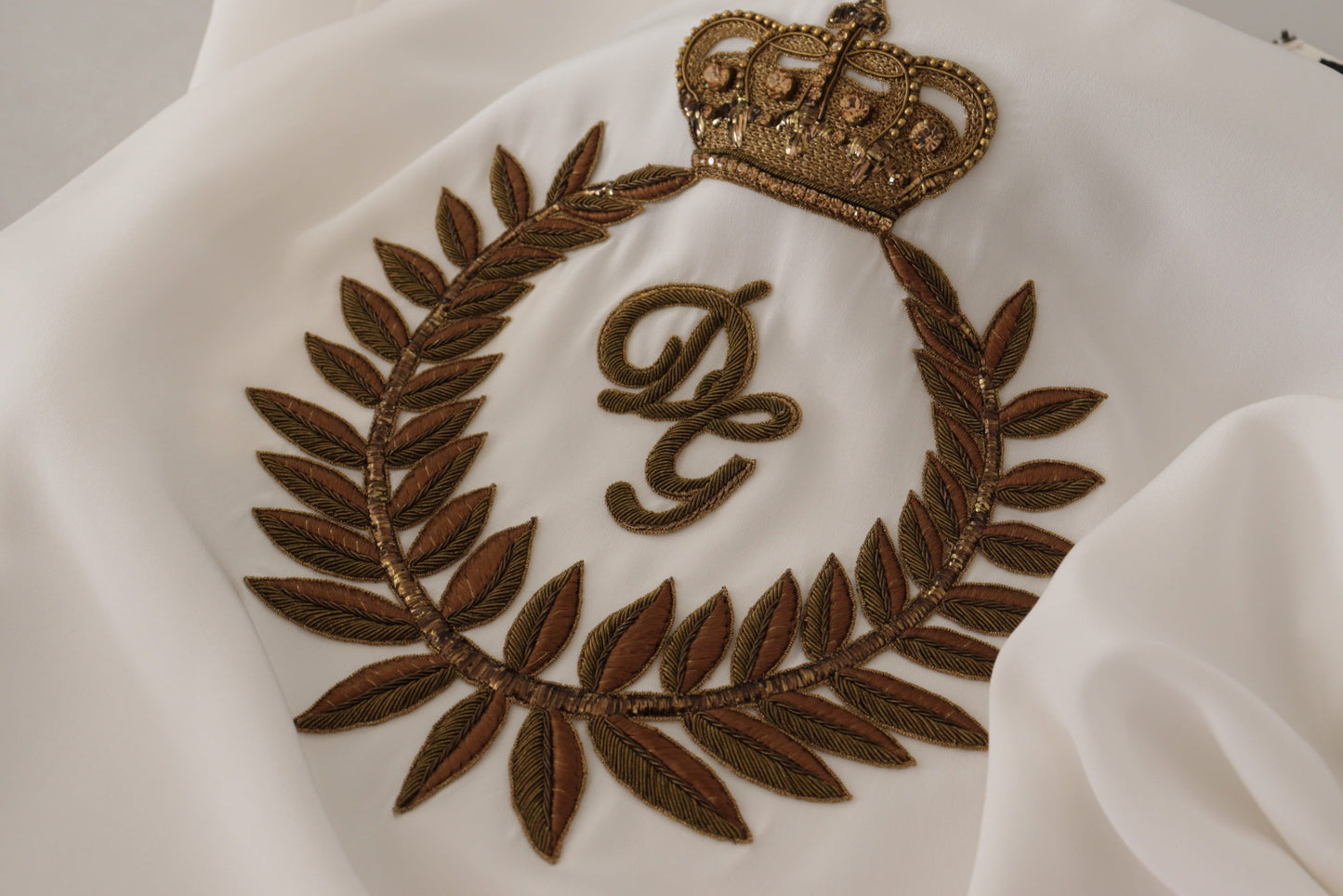 Chemisier Dolce & Gabbana en soie blanche avec cristaux DG dorés