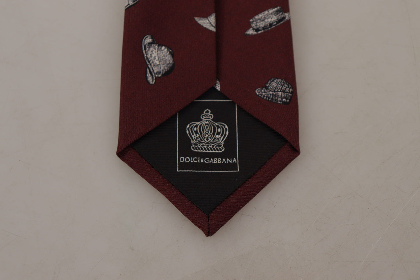 Dolce & Gabbana Chapeau Bordeaux Motif 100% Soie Accessoire Ajustable à Nouer