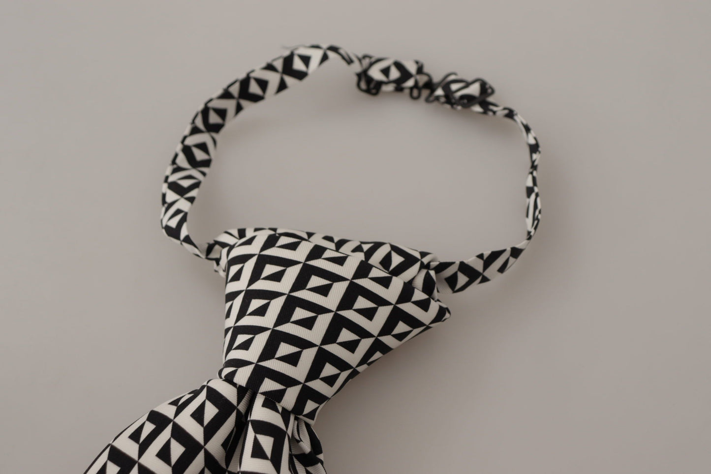 Dolce & Gabbana Accessoire à nouer réglable 100 % soie motif géométrique noir et blanc