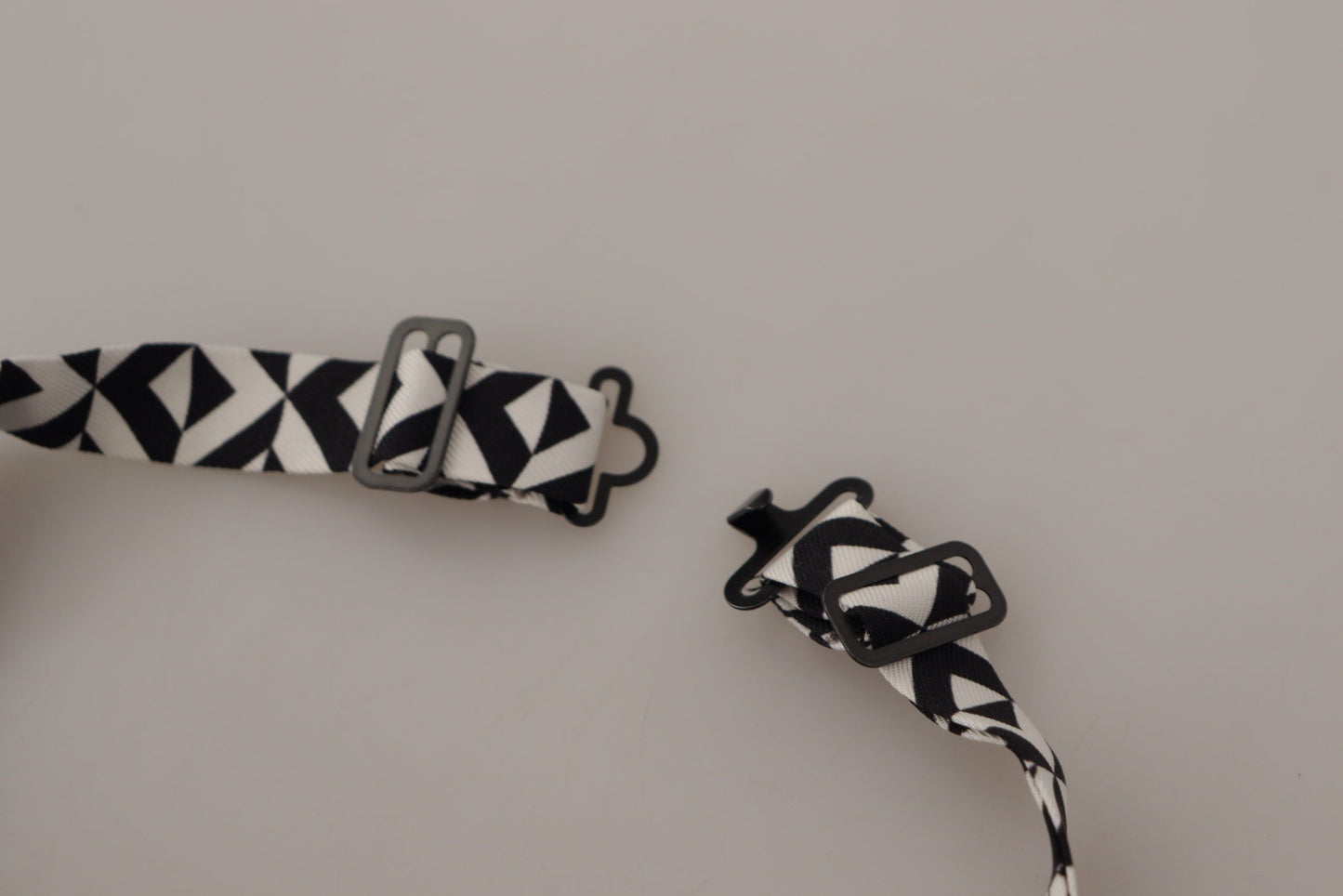Dolce & Gabbana Accessoire à nouer réglable 100 % soie motif géométrique noir et blanc