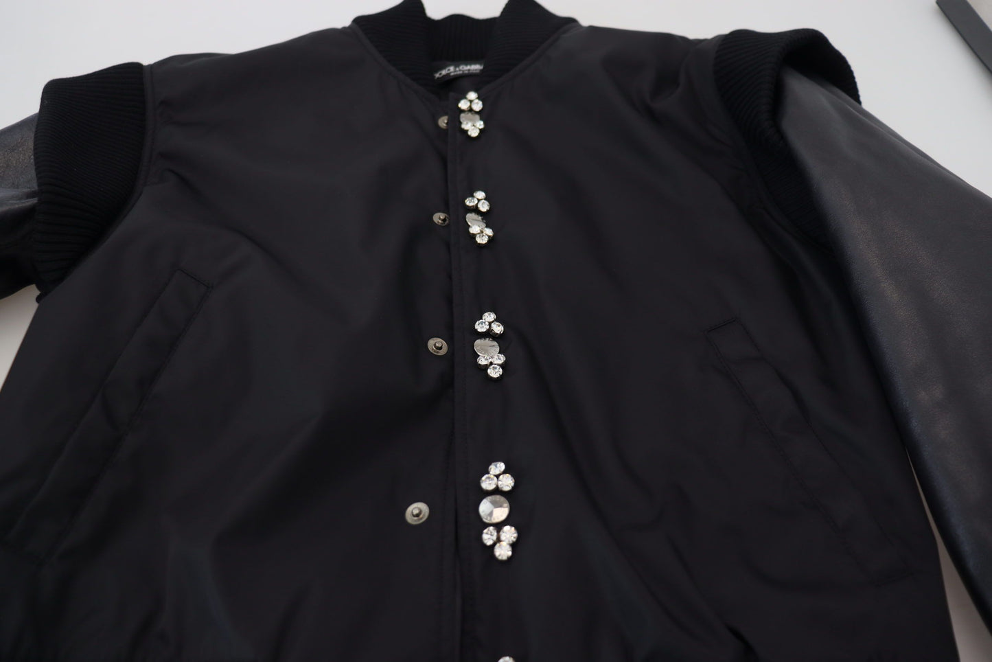 Dolce & Gabbana Chaqueta de nailon negro con botones de cristales