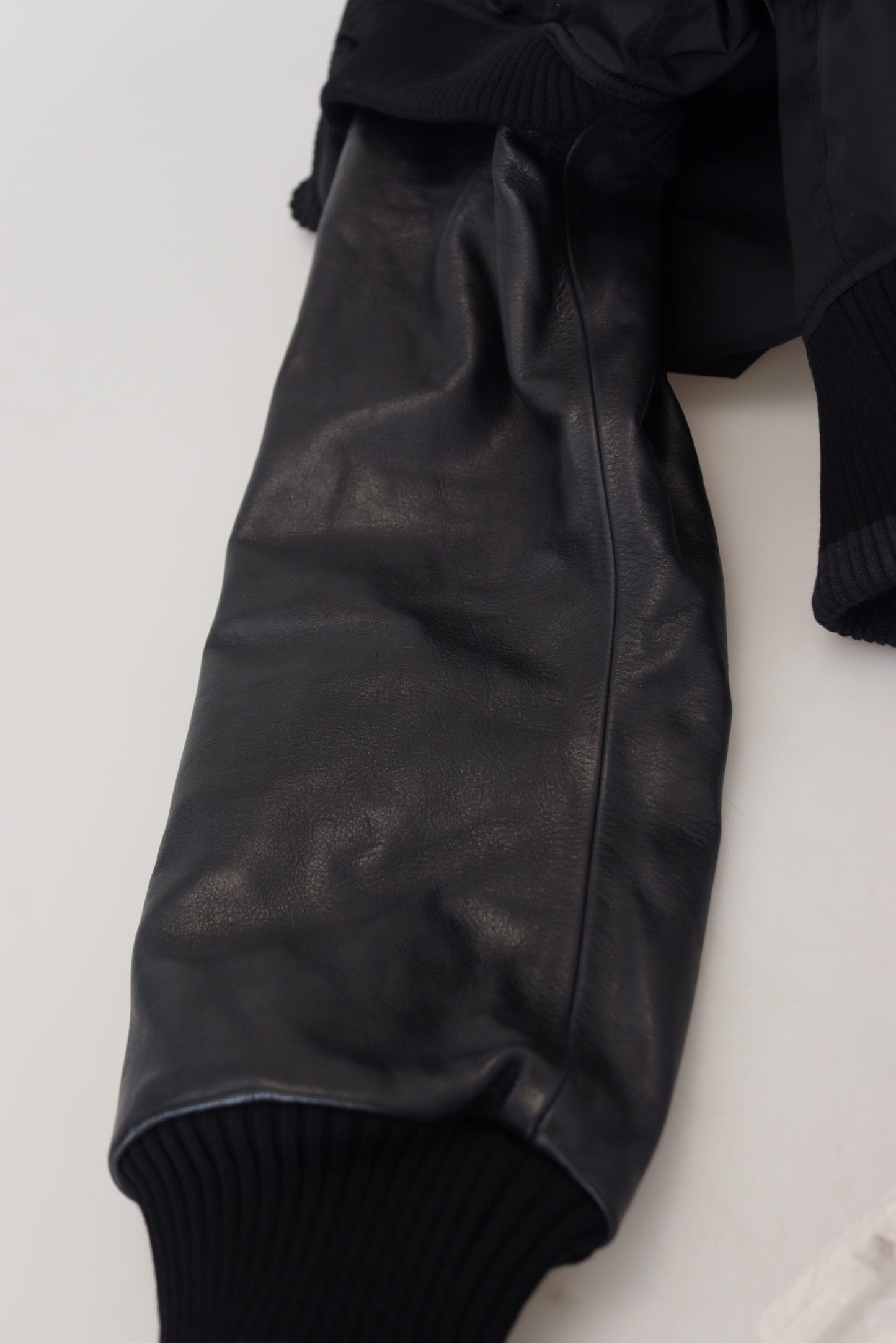 Dolce & Gabbana Chaqueta de nailon negro con botones de cristales