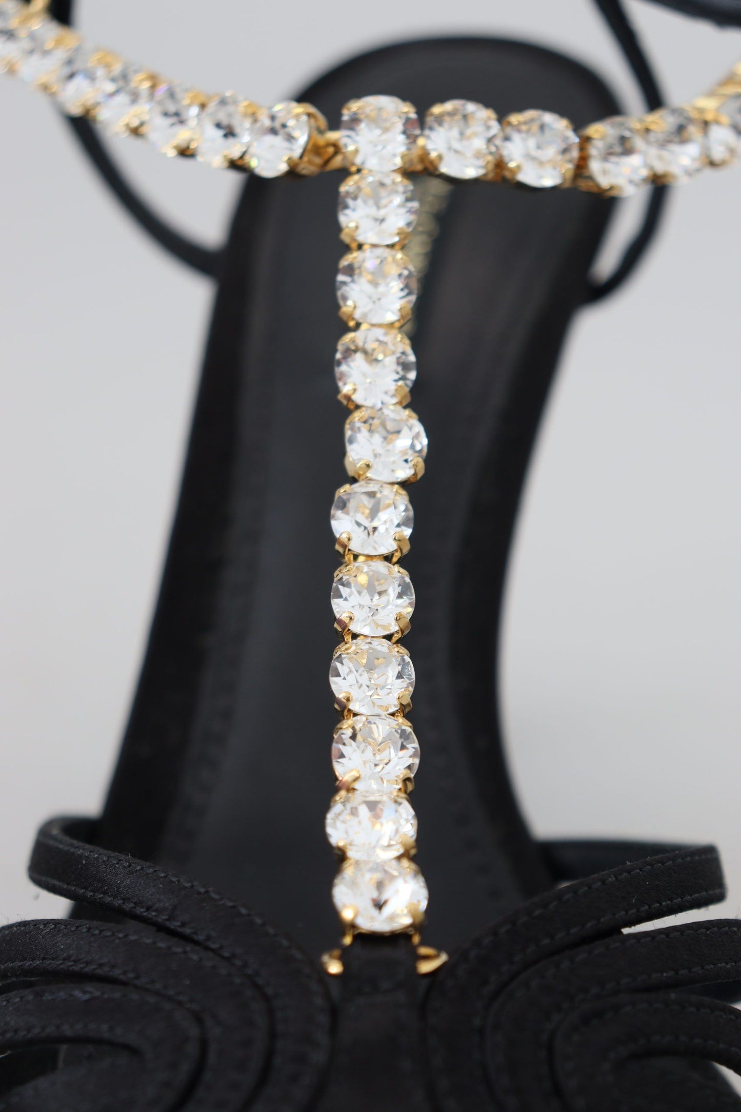 Chaussures Sandales T-strap en Satin Noir et Cristaux Transparents Dolce & Gabbana