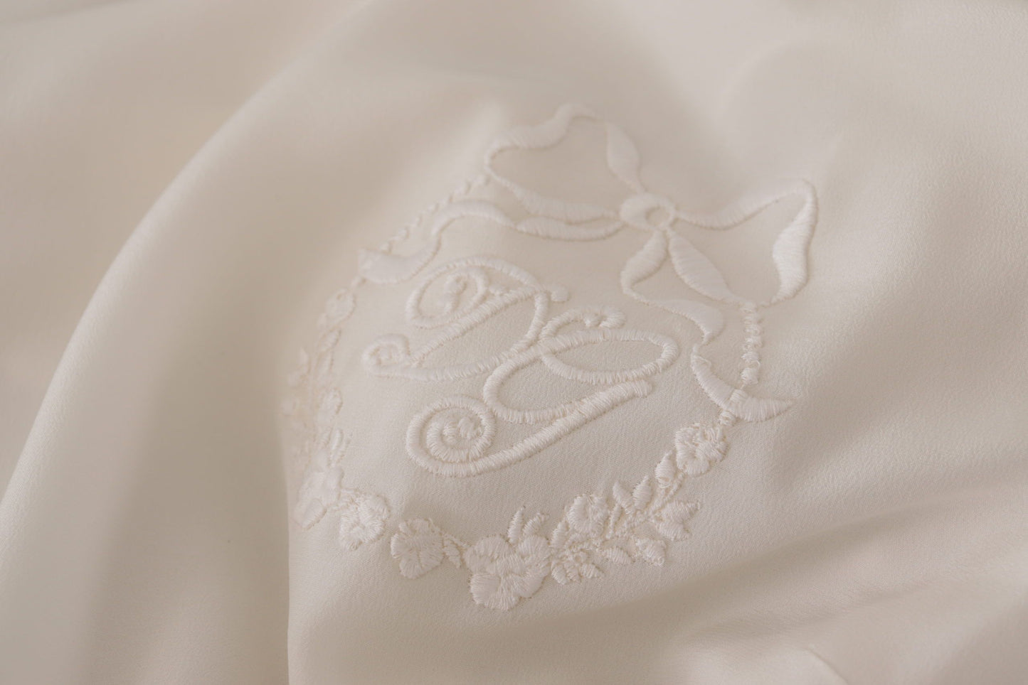 Chemisier Dolce & Gabbana en soie blanche à manches longues brodé logo DG