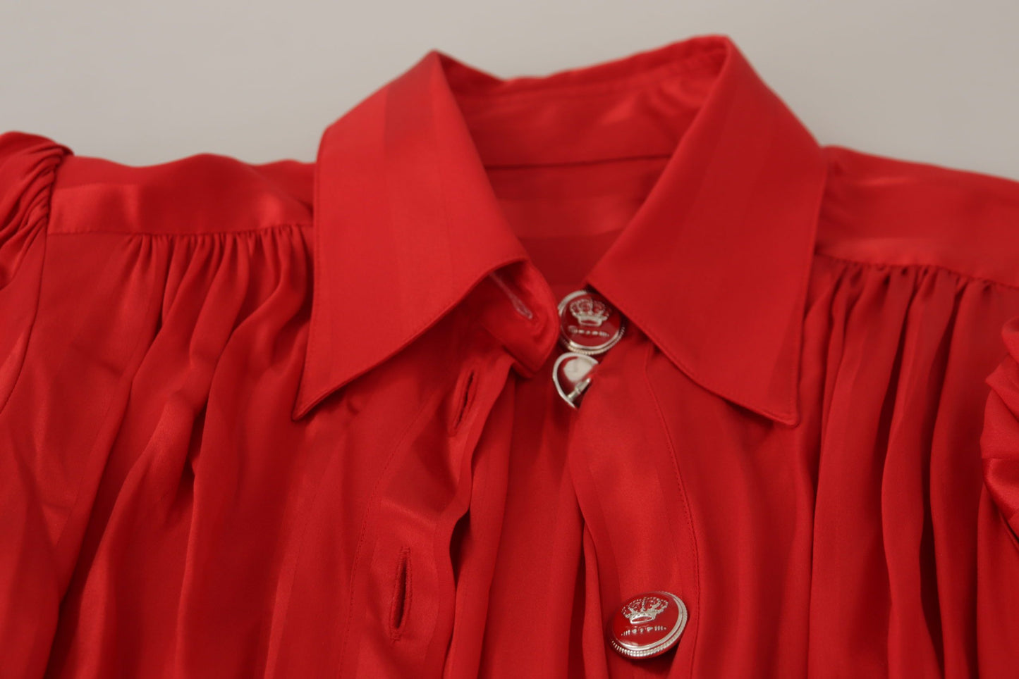 Robe mi-longue en satin de soie rouge Dolce & Gabbana boutonnée à ceinture