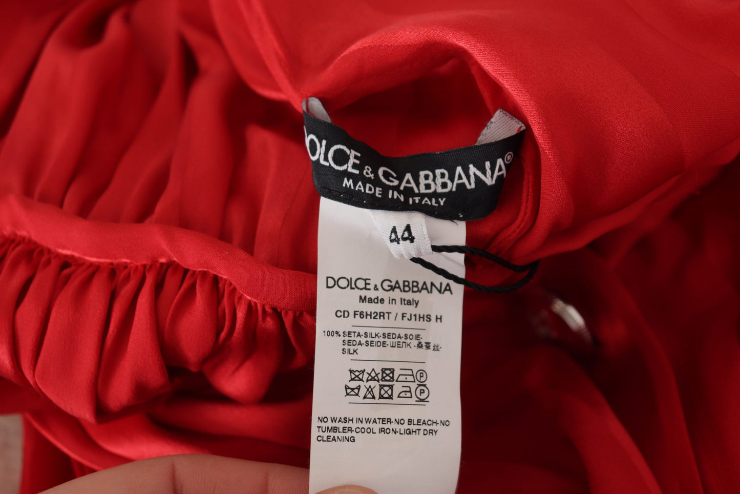 Robe mi-longue en satin de soie rouge Dolce & Gabbana boutonnée à ceinture