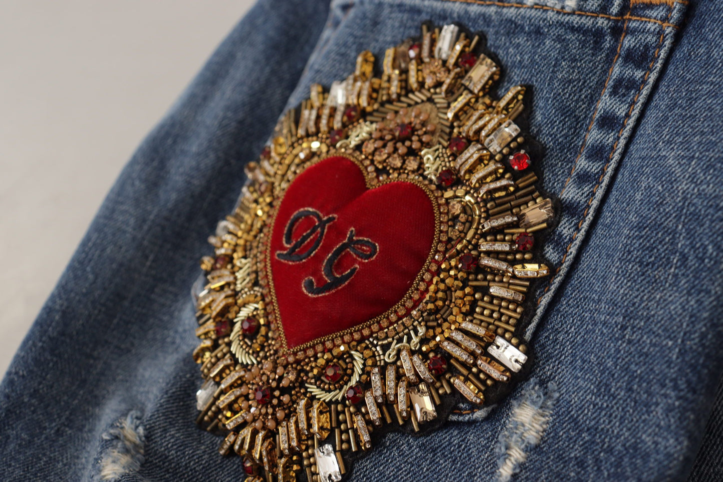 Jeans Dolce & Gabbana de mezclilla azul con logo de corazón barroco