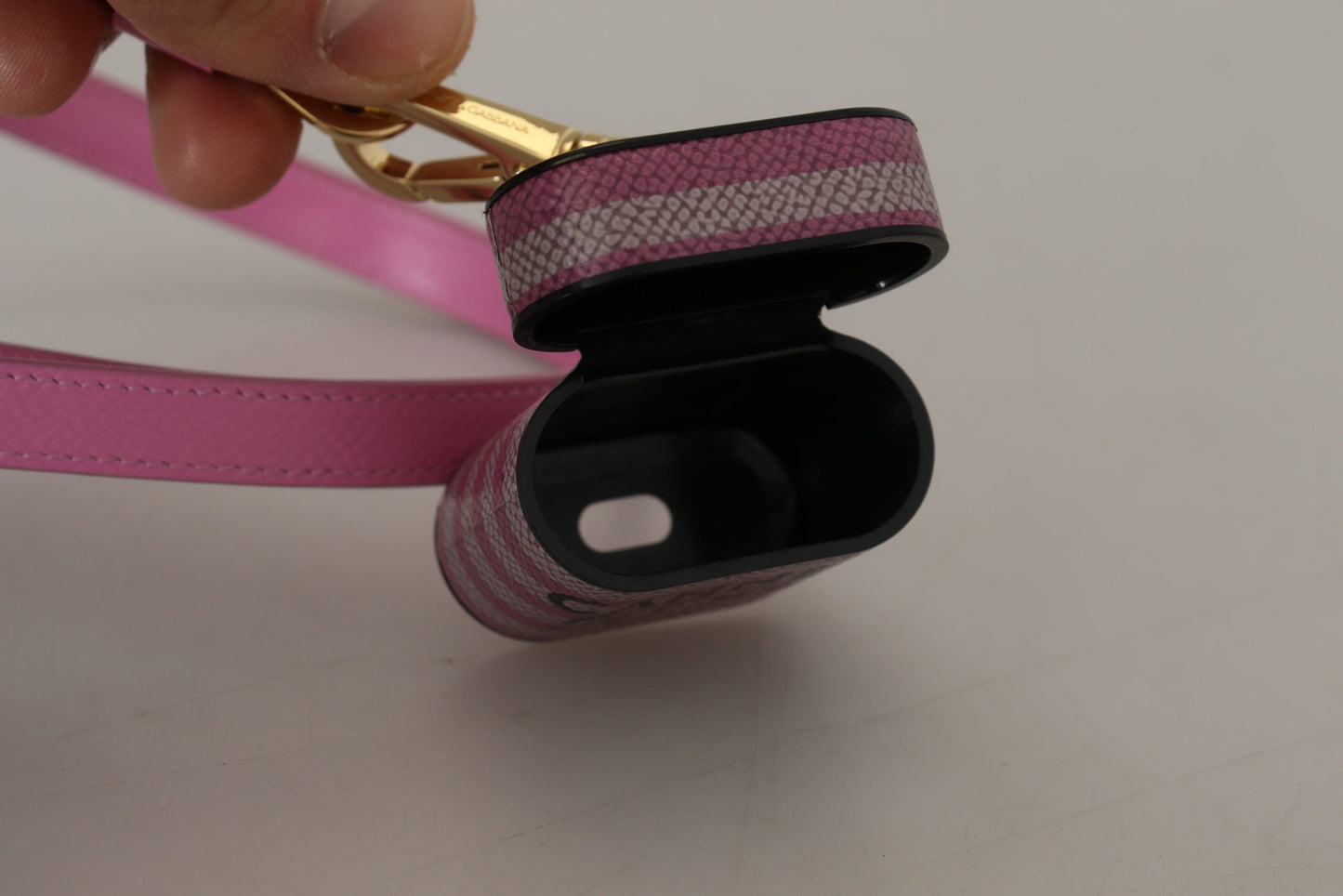 Étui AirPods Dolce & Gabbana Rose Noir en Cuir avec Logo Métallique Doré