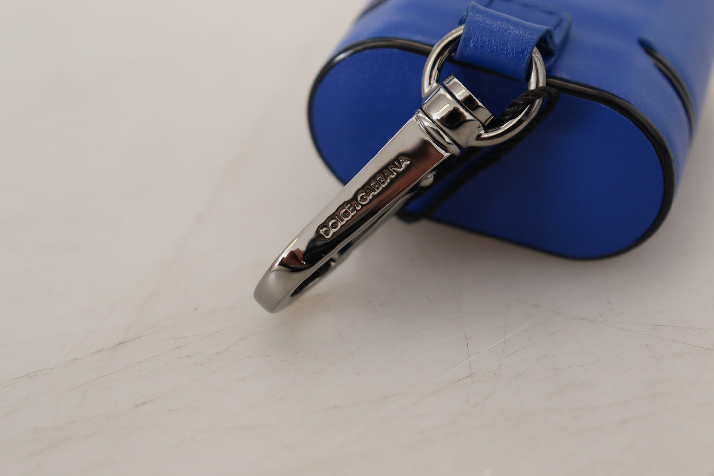 Étui Airpods Dolce & Gabbana en cuir bleu et logo en métal argenté
