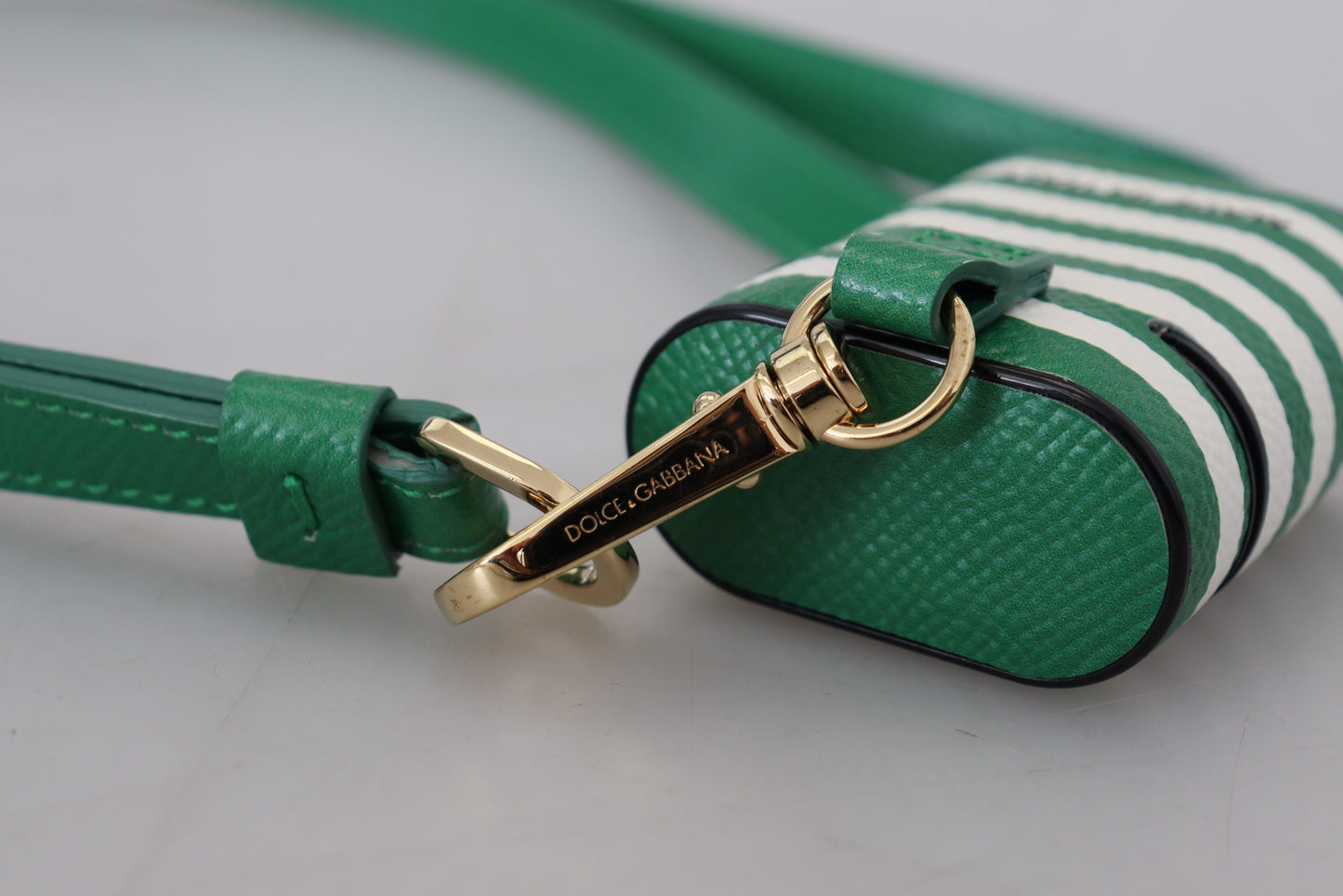 Étui Airpods Dolce & Gabbana en Cuir Vert avec Logo en Métal Doré