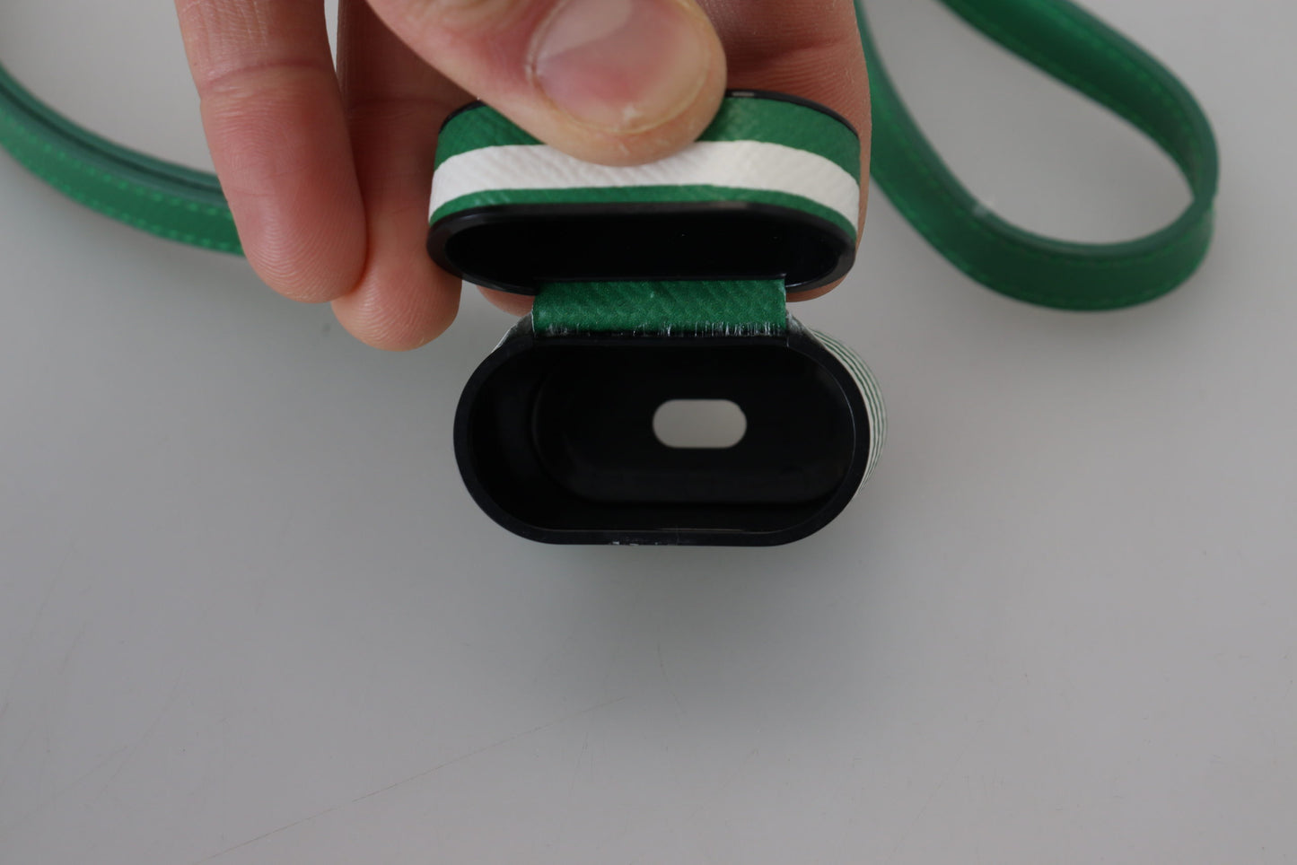 Étui Airpods Dolce & Gabbana en Cuir Vert avec Logo en Métal Doré