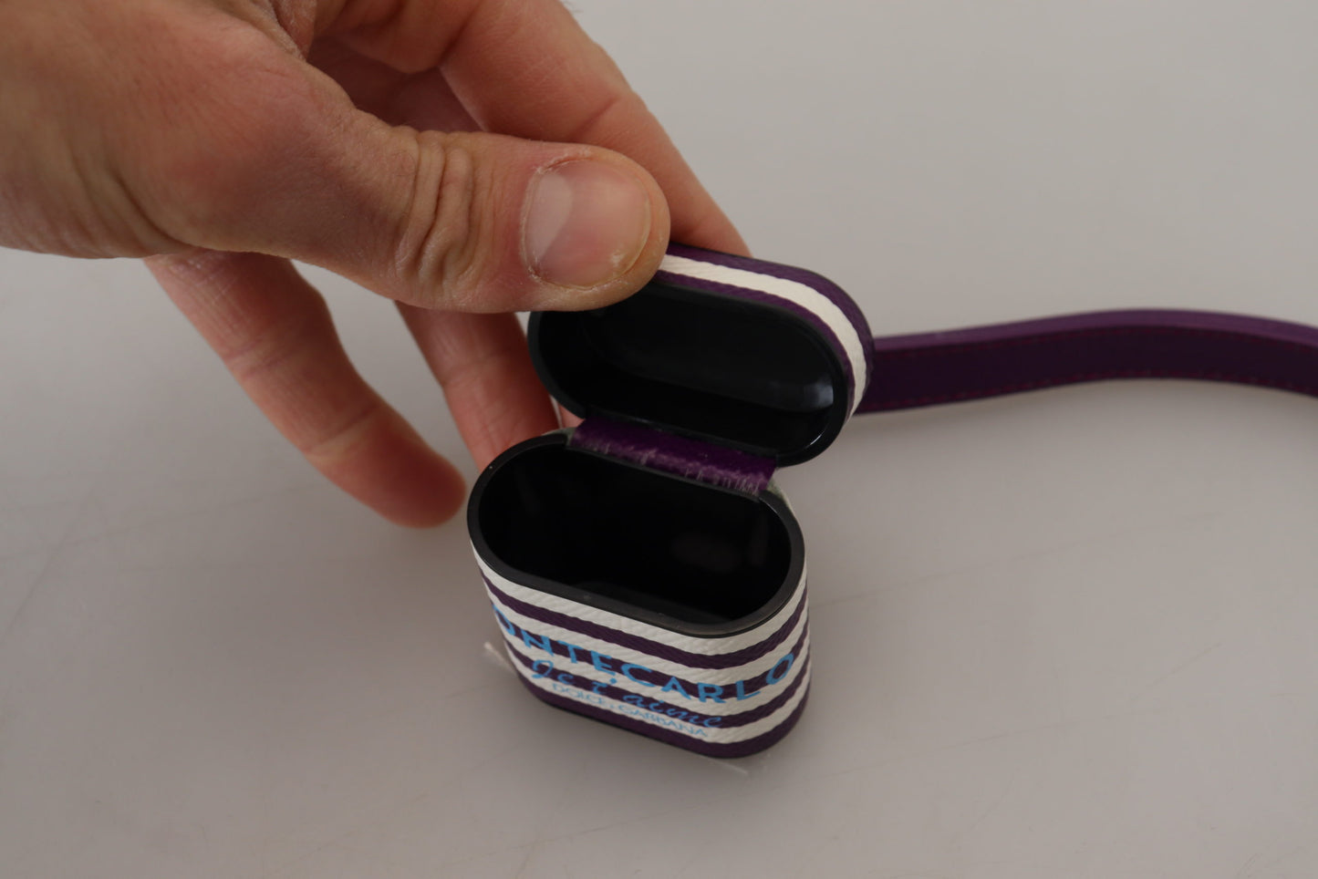 Étui AirPods Dolce & Gabbana en Cuir Violet avec Logo Métallique Doré