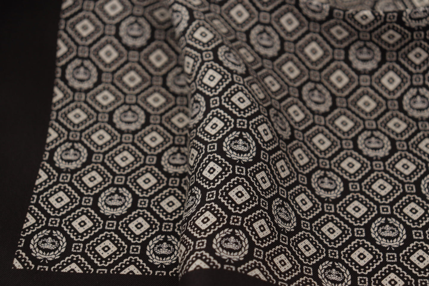 Pañuelo cuadrado Dolce & Gabbana negro con logo DG estampado