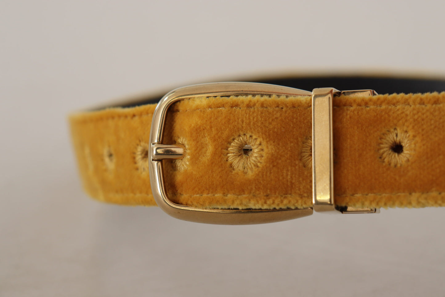 Ceinture Dolce & Gabbana en Velours Moutarde avec Boucle en Métal Gravée du Logo Doré