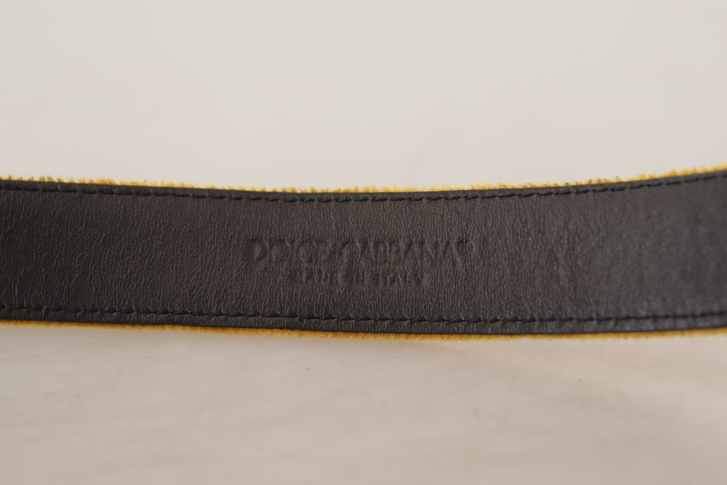 Ceinture Dolce & Gabbana en Velours Moutarde avec Boucle en Métal Gravée du Logo Doré