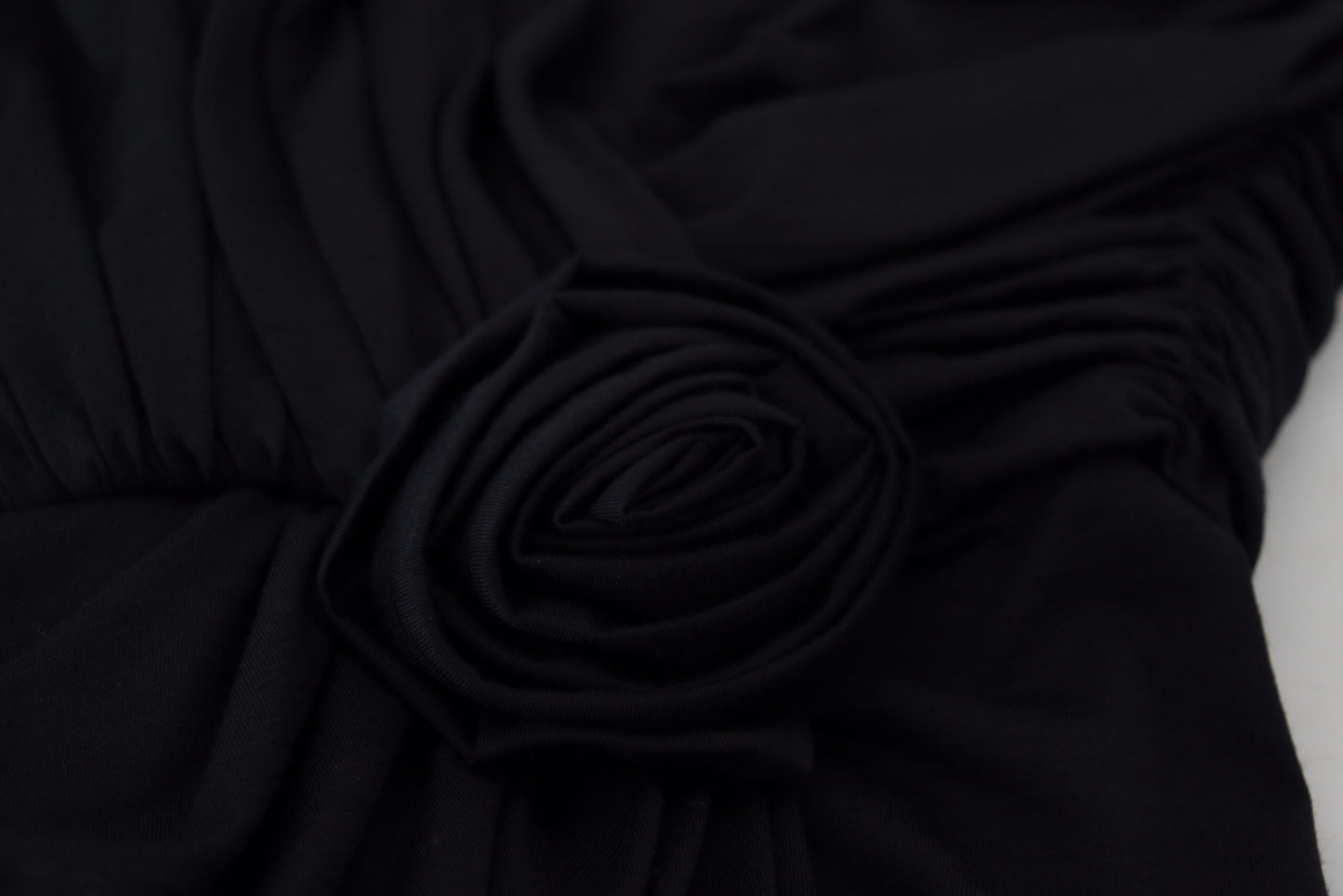 Robe en laine Dolce & Gabbana noire coupe fourreau asymétrique à volants