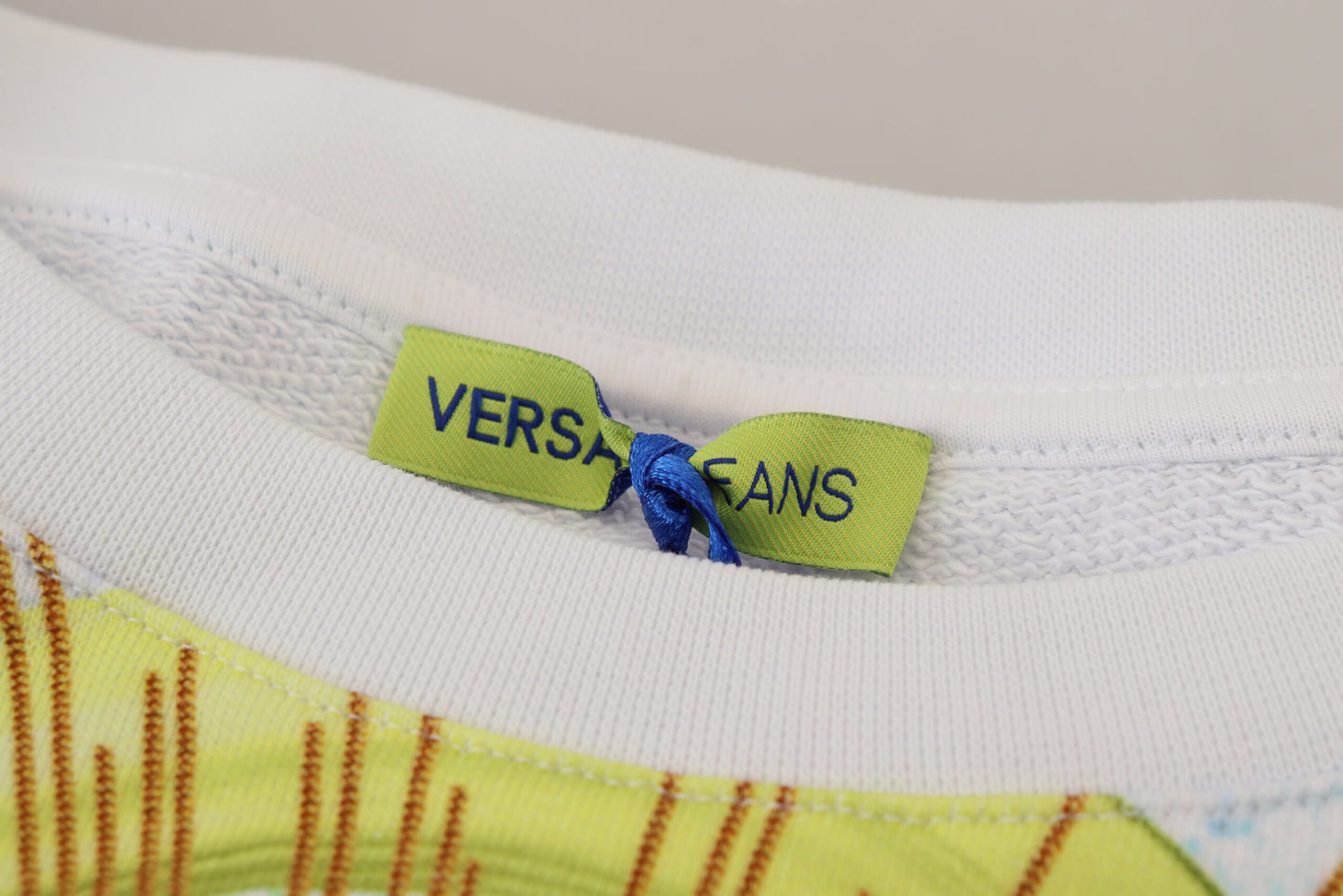 Pull à manches longues Versace Jeans blanc à imprimé graphique