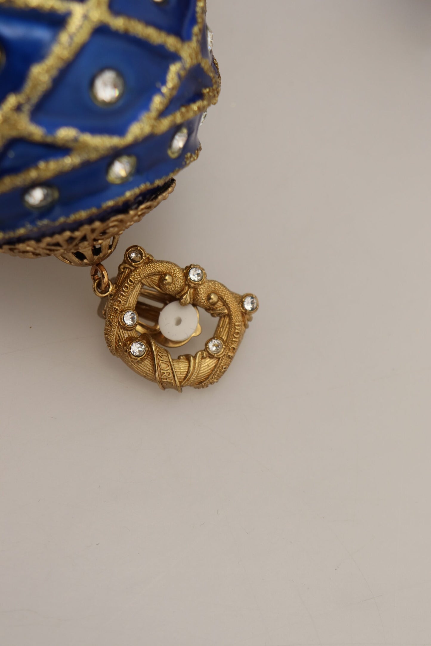Boucles d'oreilles clips Dolce & Gabbana en laiton doré avec boule pendante bleue et cristaux