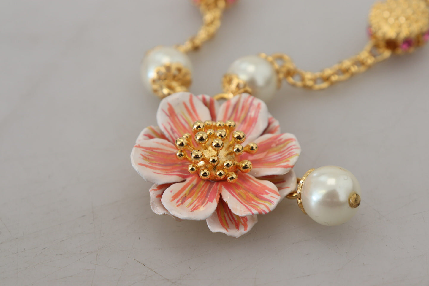 Collier Dolce & Gabbana doré à fleurs, cristaux et ornements roses