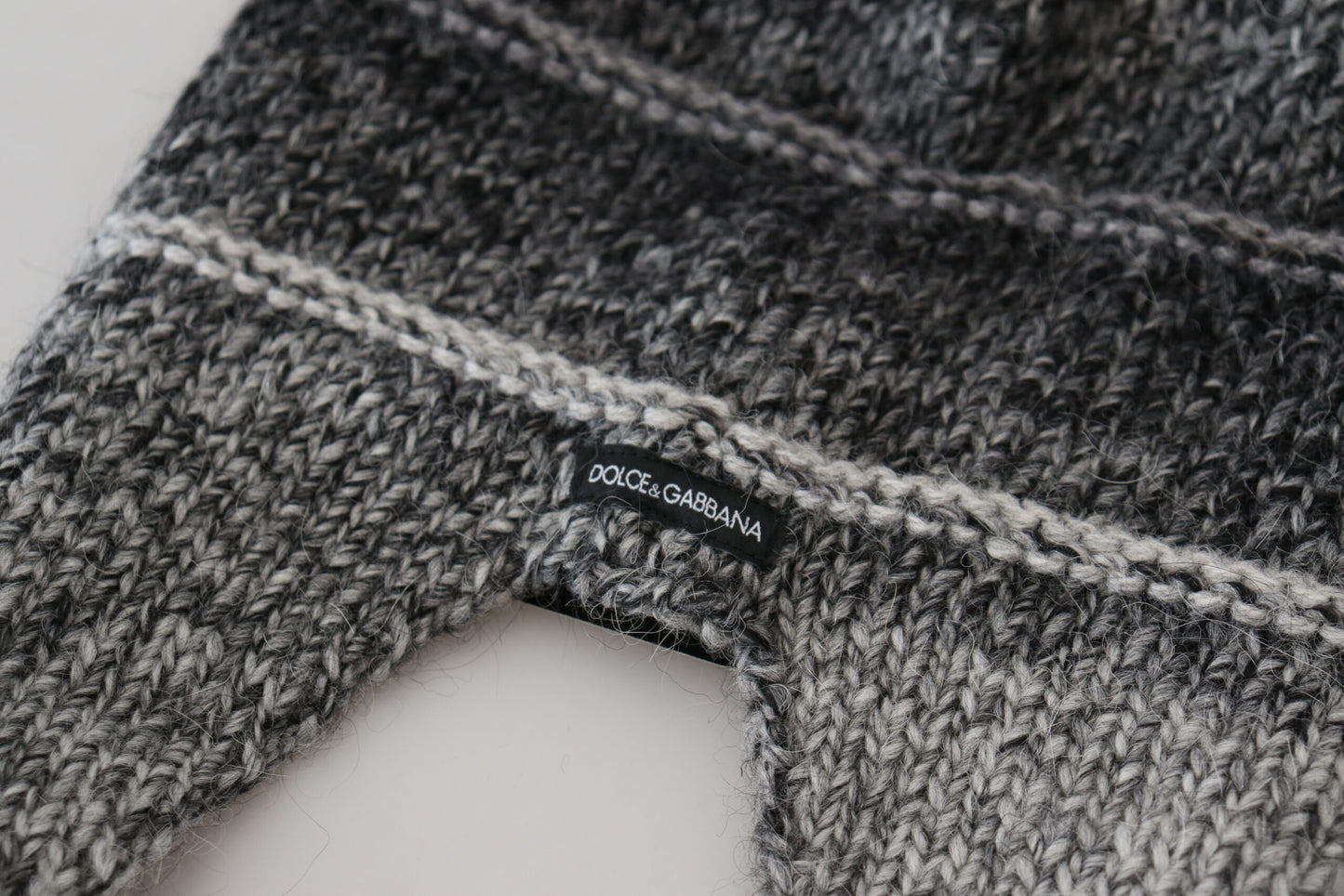 Bonnet tricoté Dolce & Gabbana gris en polaire chaude avec cache-oreilles
