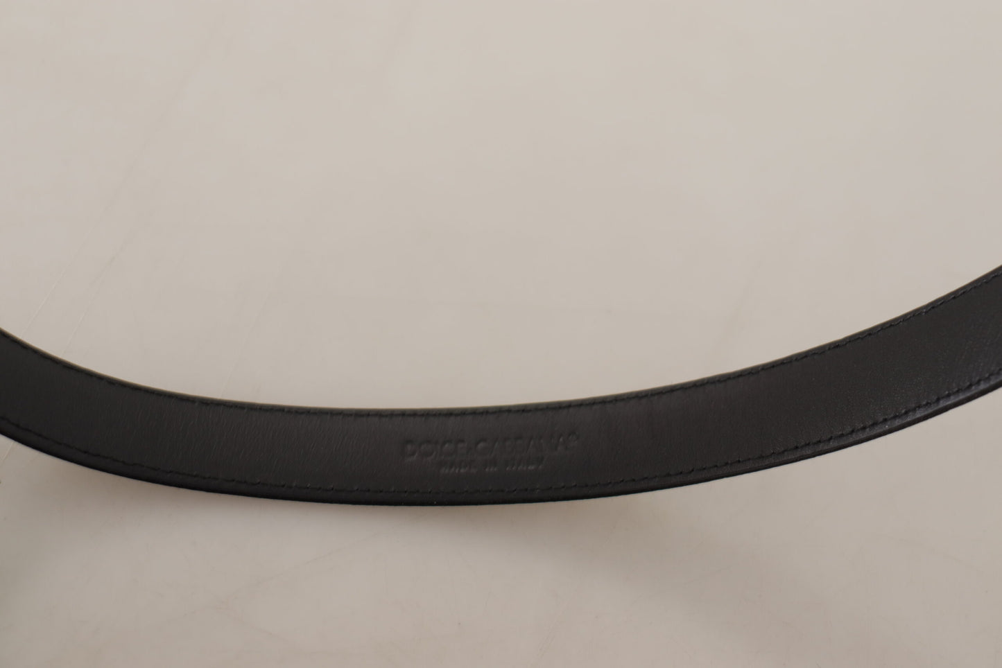 Ceinture Dolce & Gabbana en cuir de veau noir, avec boucle ardillon en métal argenté ornée du logo.