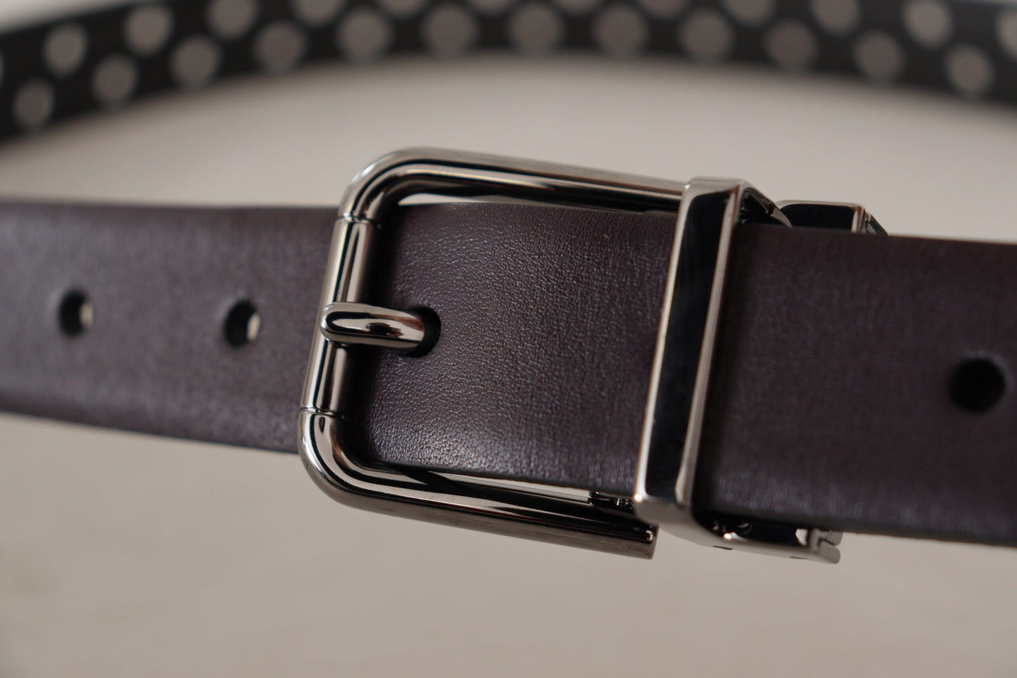 Ceinture Dolce & Gabbana en cuir perforé violet foncé avec boucle en métal