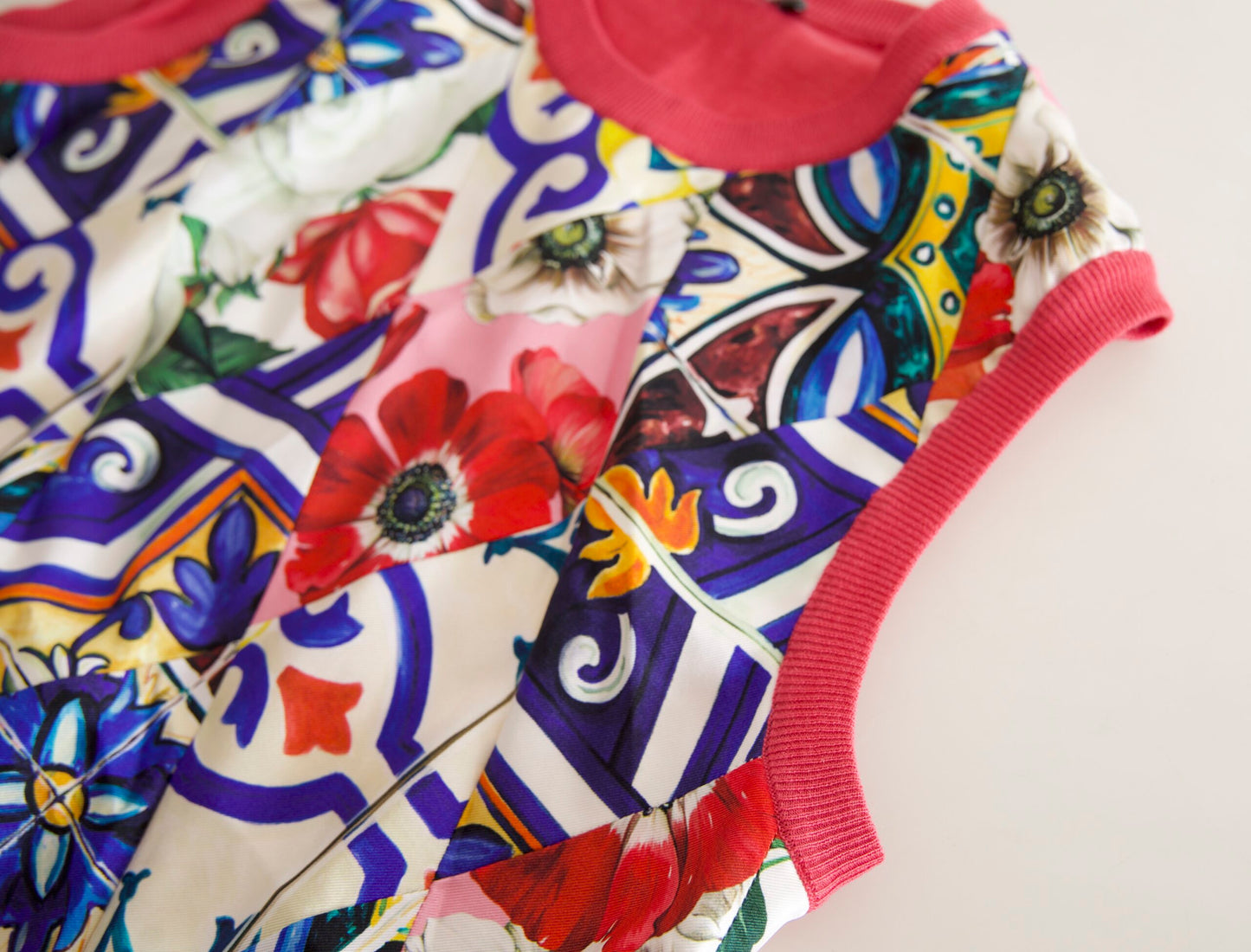 Débardeur à col ras du cou fleuri en majolique multicolore Dolce & Gabbana