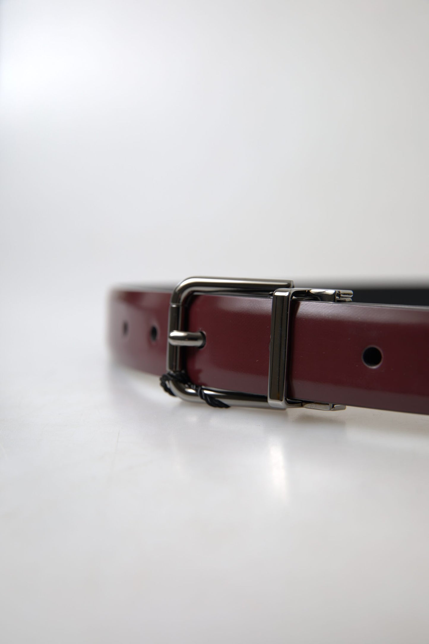 Ceinture Dolce & Gabbana en cuir bordeaux et boucle en métal argenté