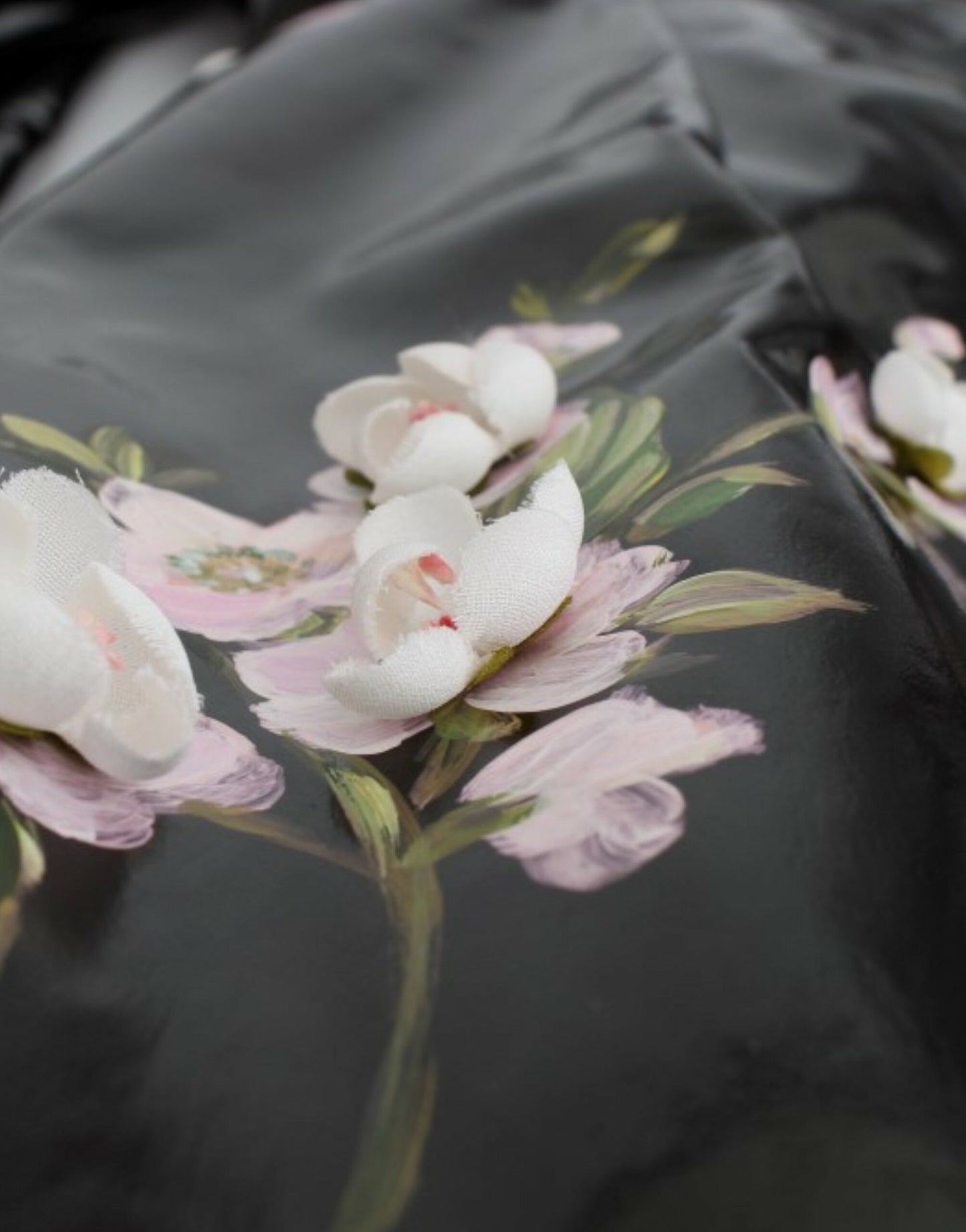 Robe Dolce & Gabbana noire vernie florale PEINTE À LA MAIN