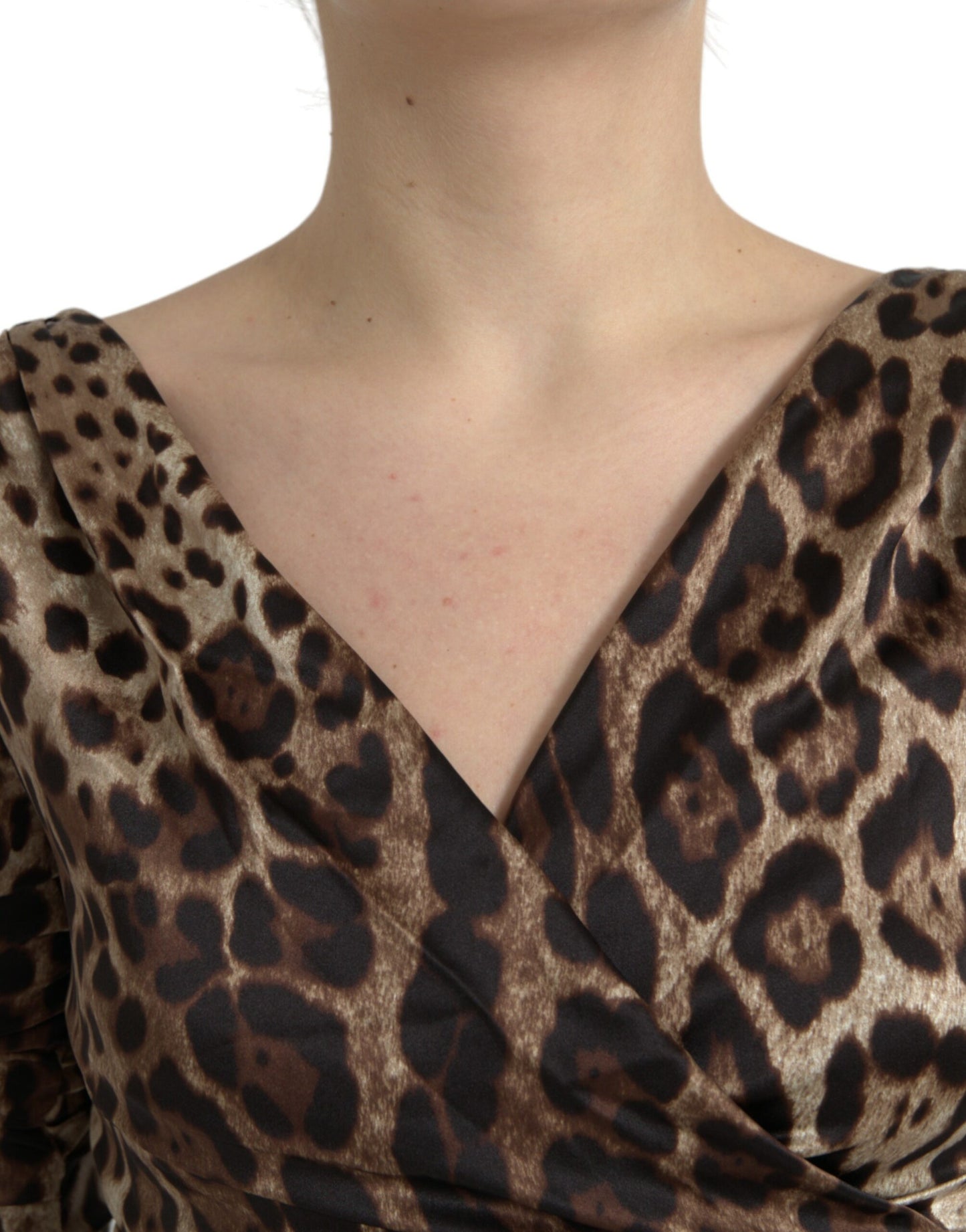Vestido midi ajustado con estampado de leopardo marrón y escote en V de Dolce & Gabbana