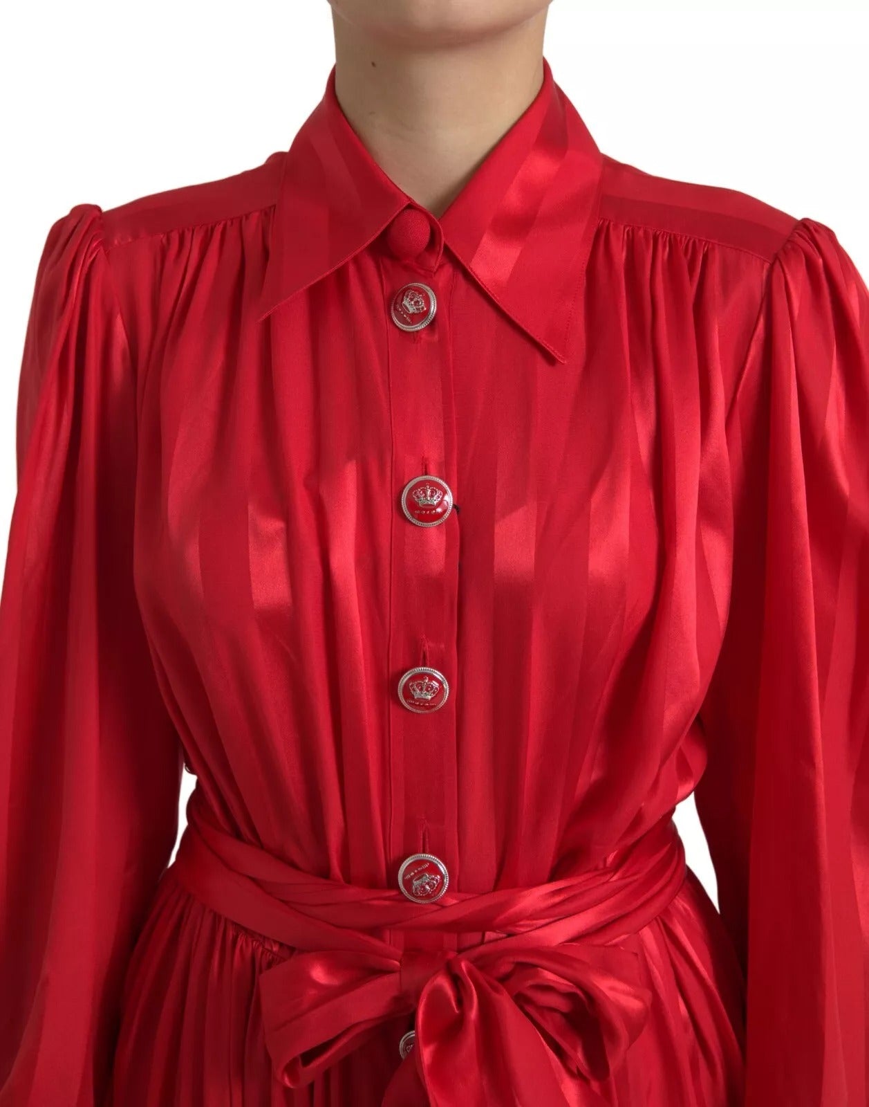 Robe mi-longue en satin de soie rouge Dolce & Gabbana boutonnée à ceinture